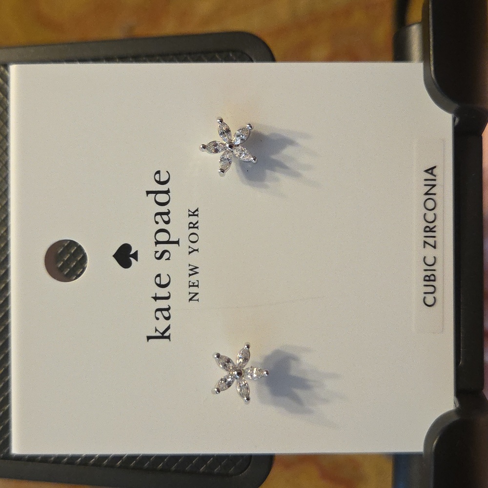 Kate Spade NWT Star Earrings - Shimmering Silver $39 Retail w/pink pouch - Picture 2 of 6